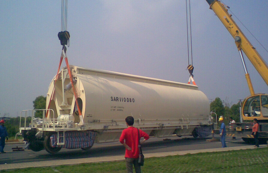 扁平吊裝帶在調運鐵路磷酸鹽漏斗車